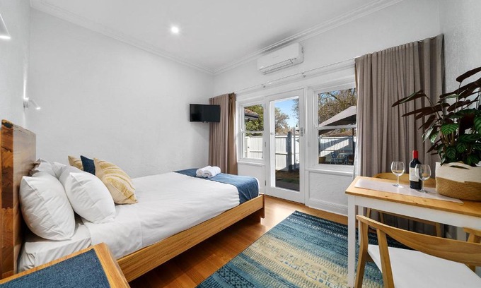 Benalla West Apartment | Benson House & Benson Lodge