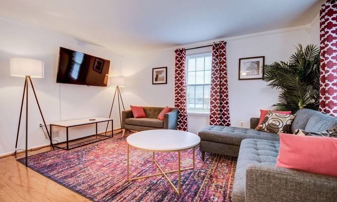 Potomac Falls House | Benton: Private Yard, Fast WiFi, Near DC