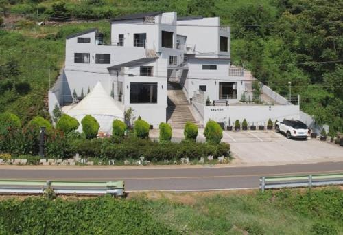 Namhae House | beotkkotgil jinaseo