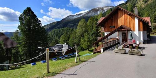 Turracher Hohe Apartment | Bergheim Schmidt, Almhütten im Wald Appartments an der Piste Alpine Huts in Forrest Appartments near Slope