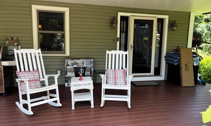 Hinsdale House | Berkshire Ashmere Lake lodging. Quiet room, Fantastic sunsets.