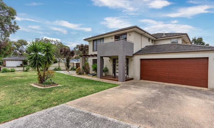 Narre Warren South Villa | Berwick Springs Apples's Art Home