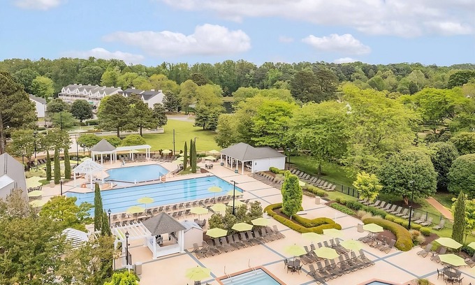 Berkeley Hotel | Best Choice! Free Parking, Indoor & Outdoor Pools, Unit w/Full Kitchen!