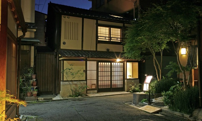 Gion House | BEST GION LOCATION, ELEGANT, FULLY REMODELED TRADITIONAL TOWNHOUSE