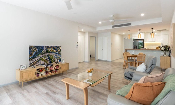 Spring Hill Apartment | Best Location 2-Bed with Gym, Pool 7-min From CBD