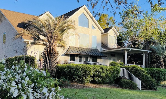 Milledgeville House | BEST Location, Luxury, Spacious, Kayaks, Fire Pit, Dock! Each BR HAS A BATHROOM!