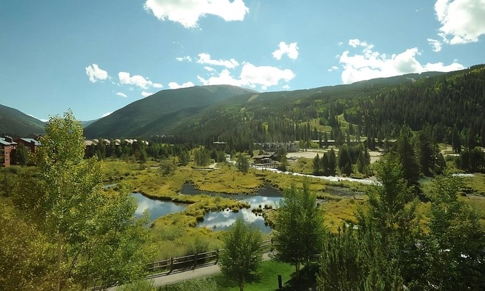 Mountain House Hotel | Best Place to Unwind! Skiing, Enjoy Free Breakfast, Jacuzzi, Mountain View!