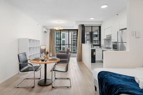 Brisbane Central Business District Apartment | Best Value 2Beds Apt at CBD with Pool Gym Carpark