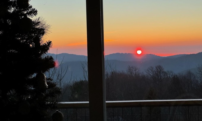 Seven Devils Cabin | BestView*PoolTable*2King*Pickleball*HotTub*FireTable*Arcade*Fireplace*Location