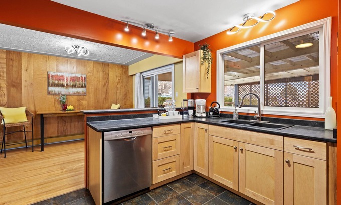 City Centre House | Betty-Lou's Bungalow- Spacious 4 bedroom, 4 bathroom Home