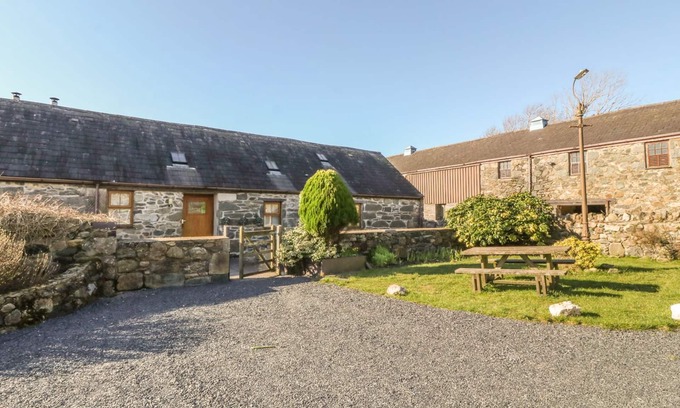 Brynrefail Cottage | BEUDY BACH, pet friendly, character holiday cottage in Y Felinheli