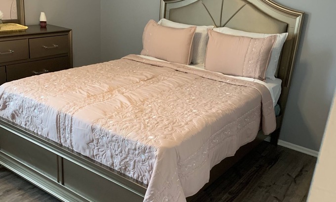 Wayne Condo | Beutifull furniture condo less than a mile from king of Prussia mall