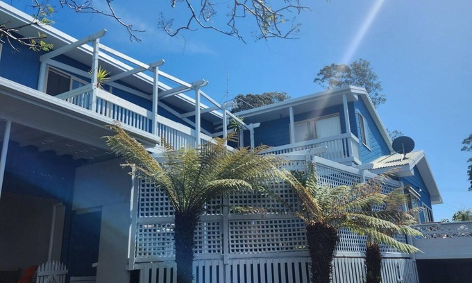 Denhams Beach House | Big comfy family/pet friendly beach house