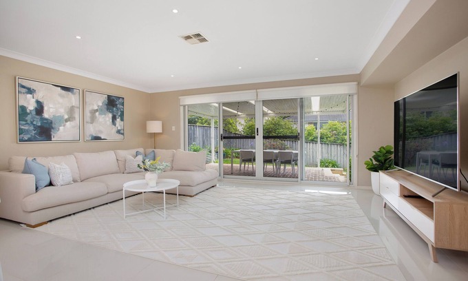 Campbelltown House | Big Family Home - Super Convenience with Pool Table & Children Playroom
