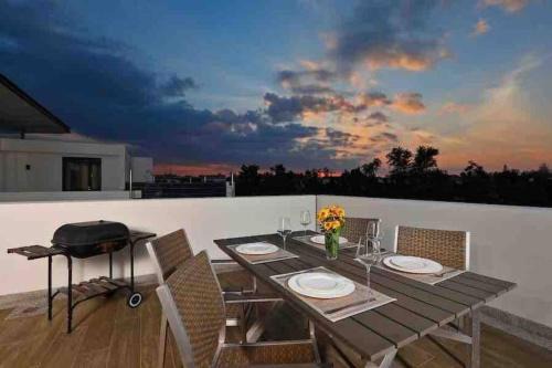 Laguna Villa | Big Lucky home in Laguna park
