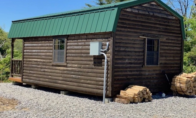 Hamersville Cabin | Big Mike's Cabin on the lake, next to ball diamonds nestled in 3 -cabin village
