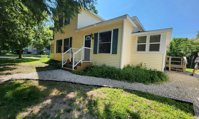 Big Rapids House | Big Rapids Convenient City Home