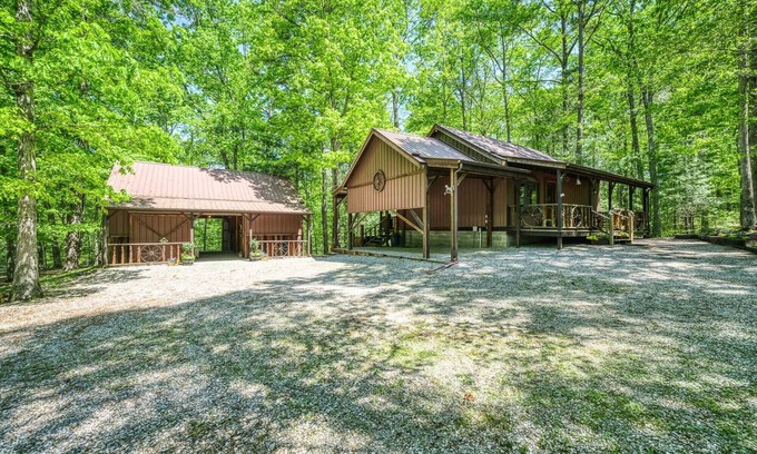 Jamestown Cabin | Big South Fork Equestrian Cabin & Barn with RV Hookups