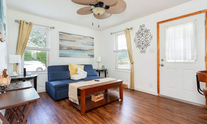 Johnston House | BIG Yard/Pet Friendly/1 BR Private House/FastWi-fi