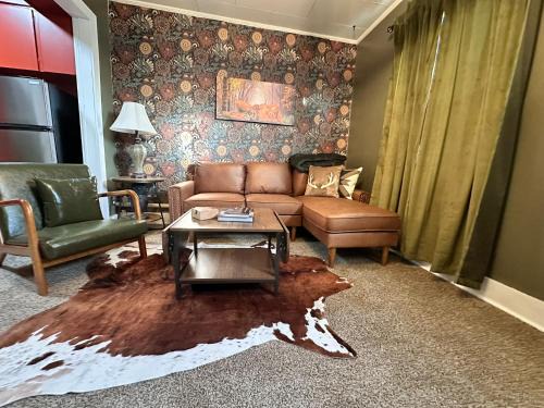 Russell Apartment | Bigfoot Hunters Haven-1bed1bath-deck-russell Ks