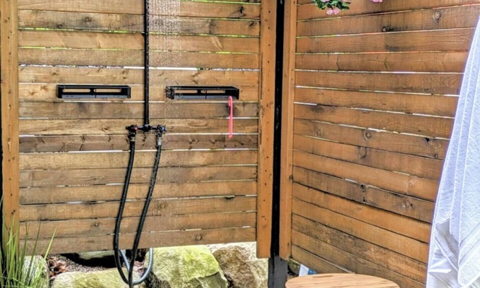 Farwell House | Bigfoot Retreat -Atv trails- Outdoor shower- Secret Game Room