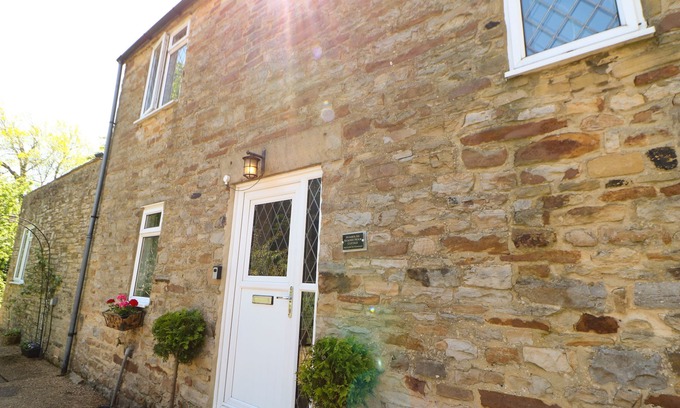 Eastgate Cottage | BILBERRY NOOK COTTAGE, pet friendly, with hot tub in Westgate