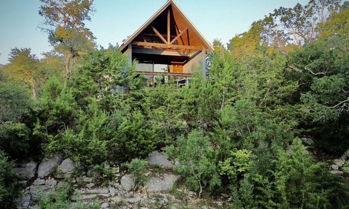 Dripping Springs Apartment | Bird`s Eye, Cozy Cabin w a view & Tesla EV Charger
