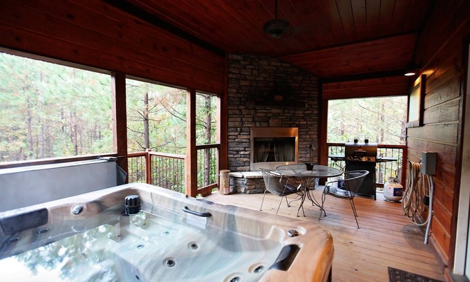 Broken Bow Cabin | Birdhouse|Romantic|Luxury|Honeymoon Retreat