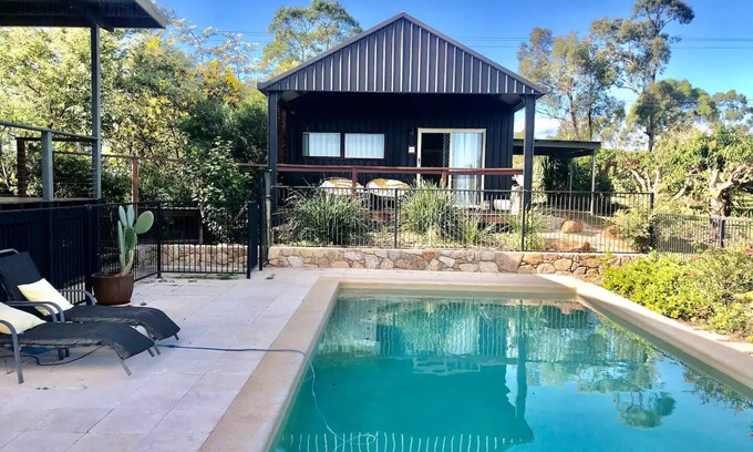 Mareeba Cottage | Birds Heaven Mareeba ‘Grevillea Retreat’