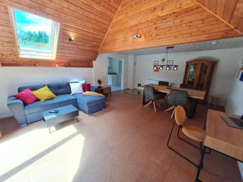 Darstein House | birds-nest Ferienhaus Balkon Waldblick Kamin