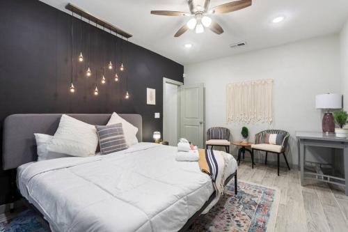 Oak Cliff Apartment | Bishop Arts Getaway! Fenced Yard, King Bed + More