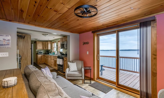 Pillar Point House | Black Bay Chalet- Spectacular lake front location