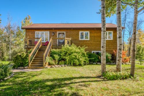 Miller Lake House | Black Bear - Cozy 4-season Cottage W Hot Tub