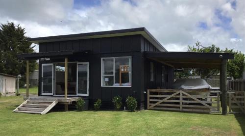 Mangakino House | Black Beauty - Spacious Family Retreat for 12 with Spa