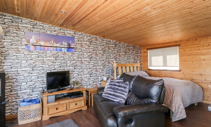 Glenboig Cottage | BLACKBRAE CABIN, romantic, luxury holiday cottage in Coatbridge