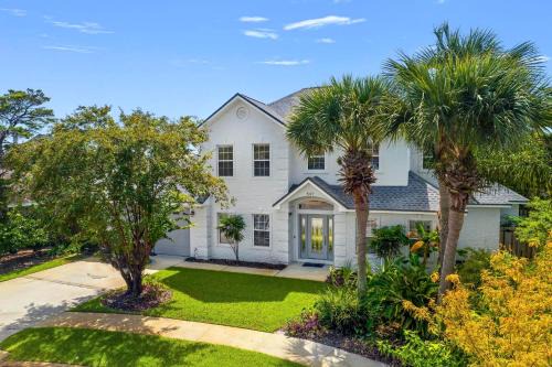 Avalon Beach Estates House | Blanc Bao With Pool And Pickleball