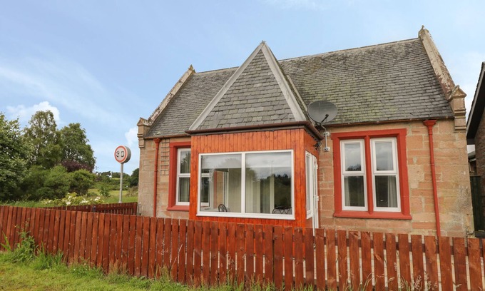 Marybank Cottage | BLANTYRE COTTAGE, pet friendly, with a garden in Muir Of Ord