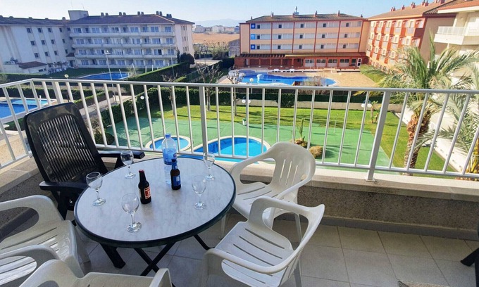 L'Estartit Apartment | Blaumar A33 view of the pool