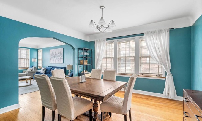 Brookfield House | Bliss in Brookfield - 5BR, 3BR