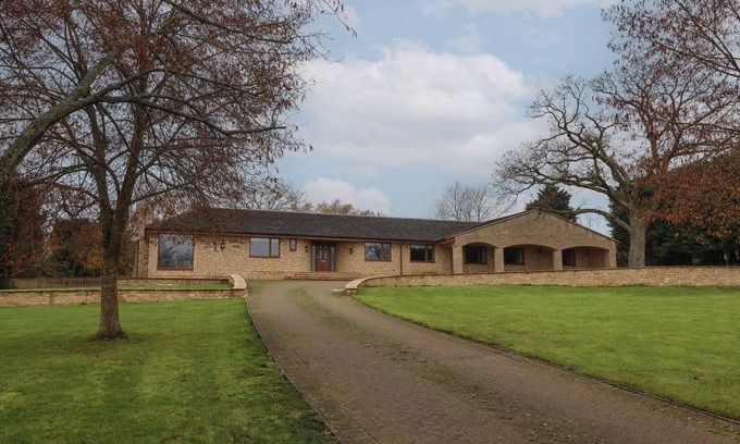 Ducklington Cottage | BLOSSOM HILL, pet friendly, luxury holiday cottage in Witney