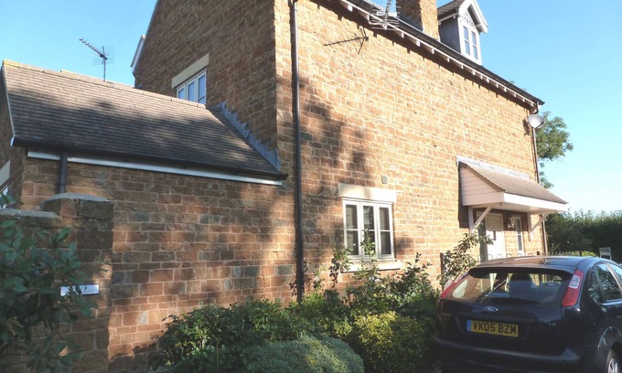 Bloxham House | Bloxham Luxury for 6. Heating. Wifi. Parking. Cotswolds, Blenheim, Silverstone