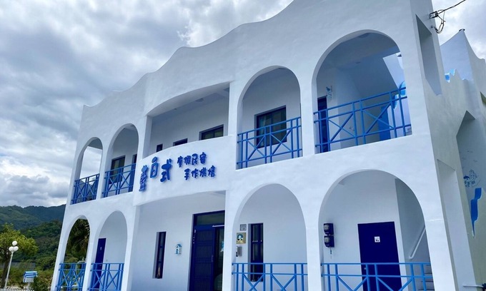 Guanshan Bed & Breakfast | Blue and White Holiday B&B