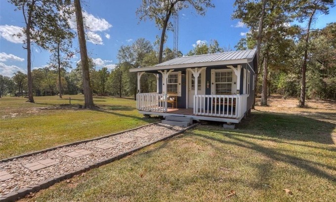 Trinity Apartment | Blue cabin retreat on white rock creek