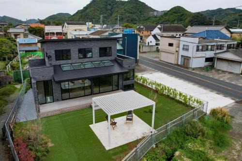 Kyonan Villa | Blue Dog House