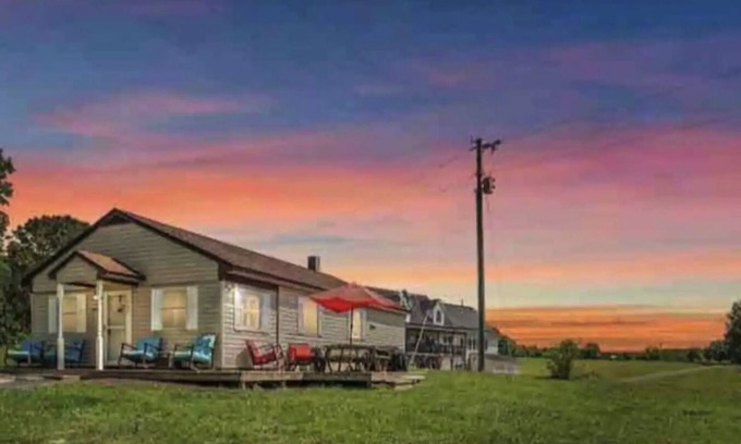Livingston House | Blue Heron Cottage Cute Lake Front + Kayaks + Stars + Boat Launch & Slip