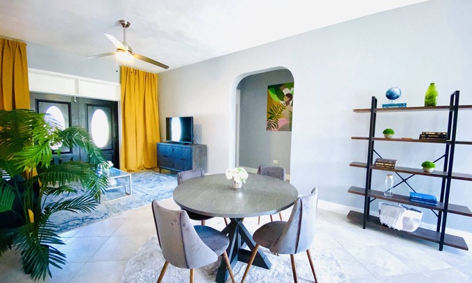 Estate Saint George Apartment | Blue House West at the Botanical Gardens