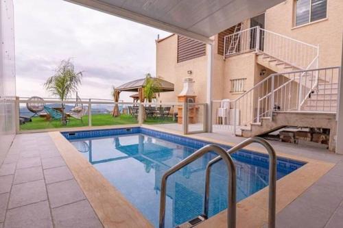 Ein Al-Asad Villa | Blue lake luxury villa for families