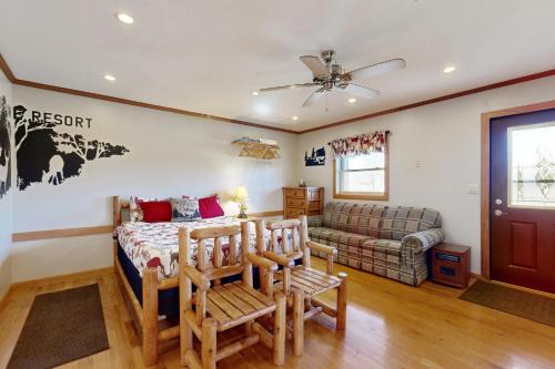 Murphysboro House | Blue Line Resort (All 3 Cabins)
