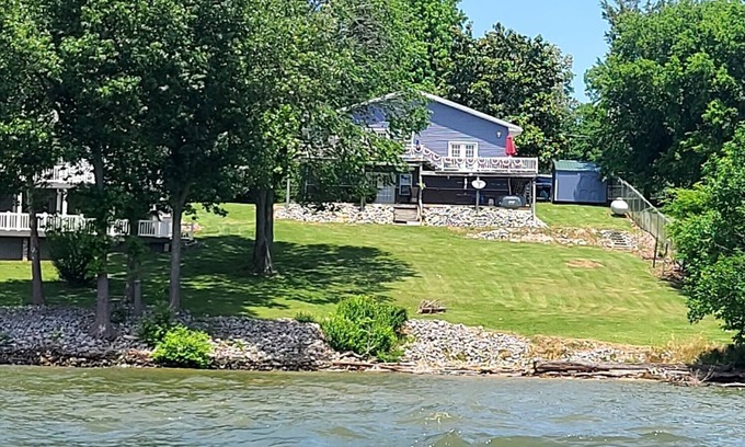 Eddyville House | Blue Moon over Barkley 5 bedroom Lakehouse on Lake Barkley.