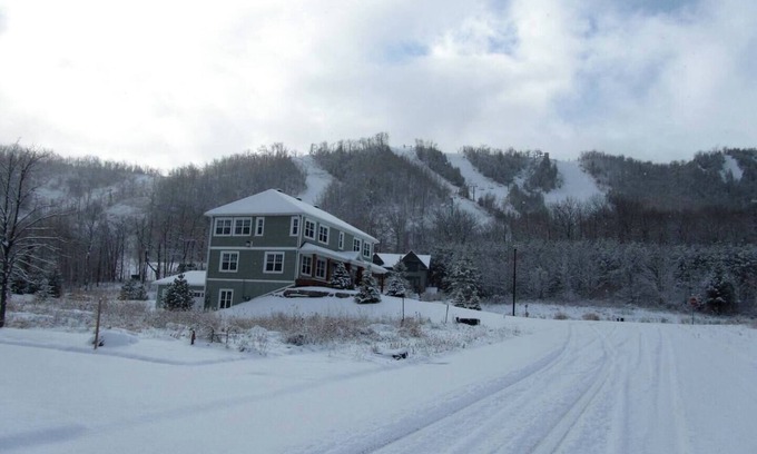 Craigleith Apartment | Blue Mountain Bliss: Ski-In/Ski-Out Luxury Escape